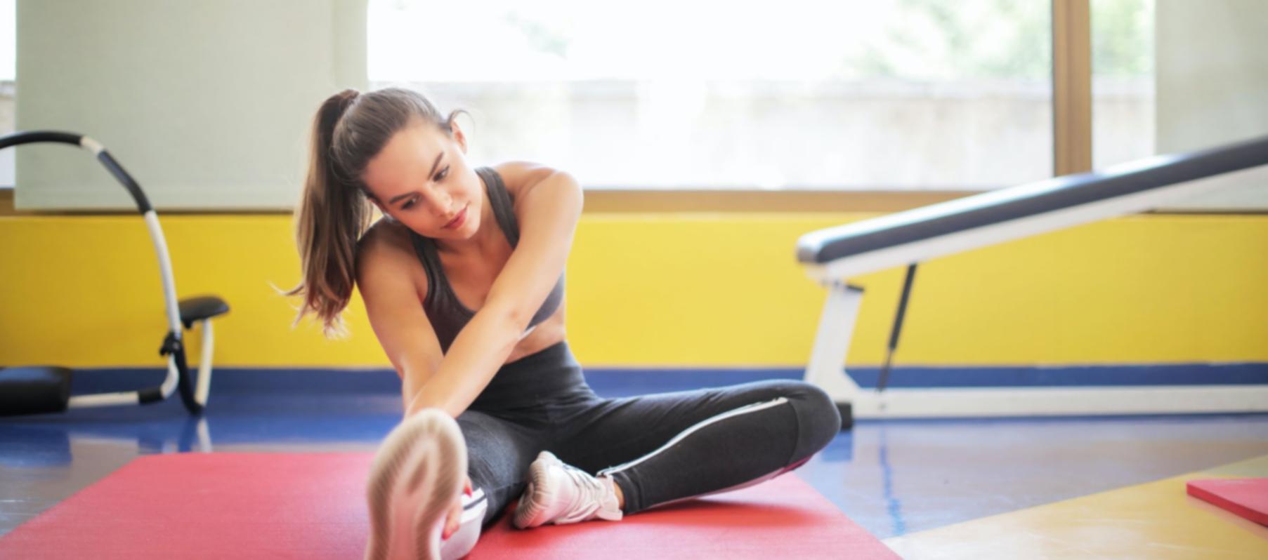 Persona practicando técnicas de relajación en ambiente tranquilo